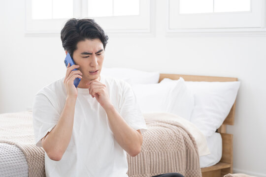 スマホで通話する男性