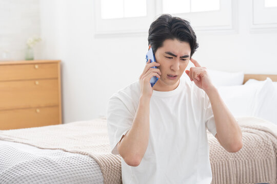スマホで通話する男性