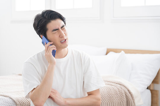 スマホで通話する男性