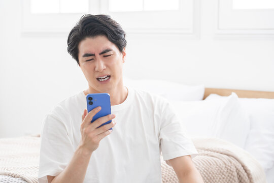 スマホを見る男性