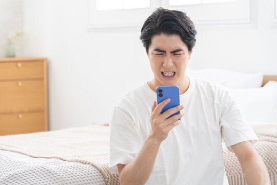 スマホを見る男性