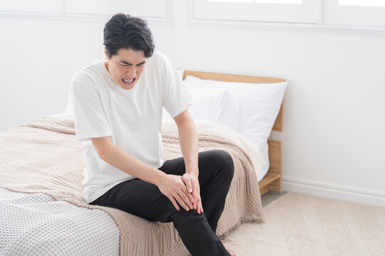膝が痛い男性