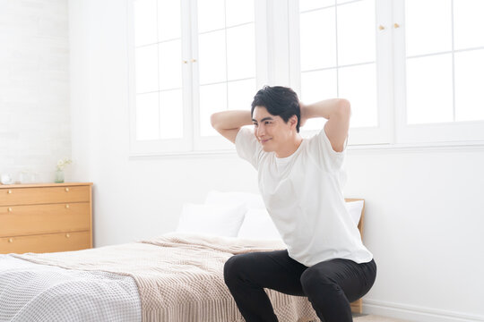 スクワットする男性