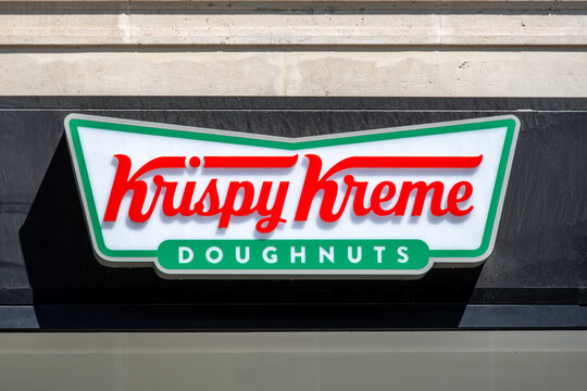 Paris, France - 8 juillet 2026: Enseigne et logo &agrave; l'entr&eacute;e d'un restaurant Krispy Kreme. Krispy Kreme, Inc. est une cha&icirc;ne de restaurants am&eacute;ricaine sp&eacute;cialis&eacute;e dans les beignets