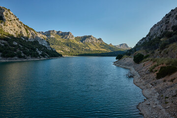 Obraz premium Gorg blau reservoir water surrounded by serra de tramuntana mountains