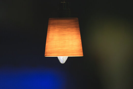 Gem&uuml;tliche und stilvolle Beleuchtung durch eine brennende Design-Lampe im minimalistischen Stil.
