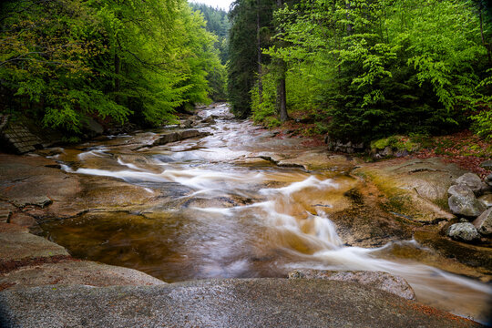 Die Mumlava, ein wilder Gebirgsflu&szlig; im tschechischen Riesengebirge 3