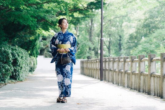 日本の山口県萩市の街を観光する浴衣の女性