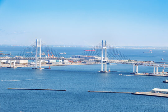 青い海に架かる横浜ベイブリッジと行き交う船舶の美景