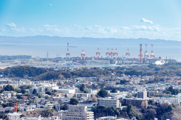Naklejka premium 横浜港のコンテナターミナルとガントリークレーンを望む俯瞰風景