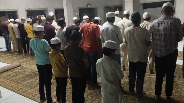 People are offering namaz 