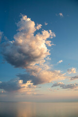 Obraz premium Colorful sunrise over the sea with orange clouds.