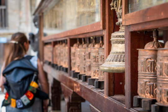 Mujer rodando los rodillos de plegarias en un templo budista en la ciudad de Katmand&uacute;, en Nepal.