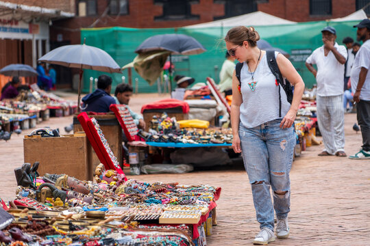 Mujer turista recorriendo los mercados y puestos callejeros de Katmand&uacute;, en Nepal.