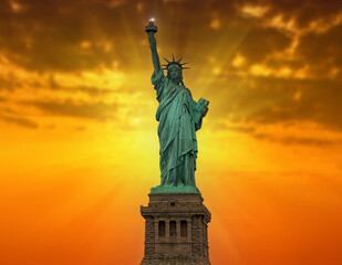 Fototapeta premium Statue of Liberty at sunset