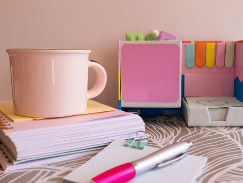 Modern workspace table illustrating freelance labor organization and productivity