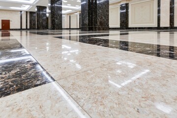Obraz premium The Marble Lobby Floor: Gleaming Tile Hallway with Columns and Reflections