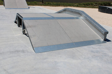 Obraz premium Skatepark modulaire assemblage de modules préfabriqués, permettant de composer un espace de glisse