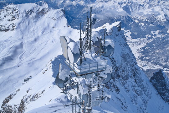 Verschneite Sendeantenne auf dem Zugspitzplatt im Winter