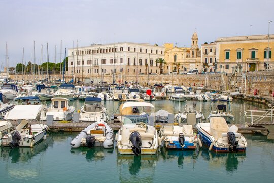 trani, italien - hafenbecken mit kirche beata virgine del carmine
