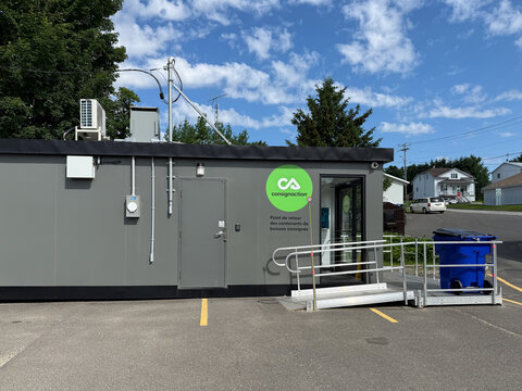 Consignation au Qu&eacute;bec. Point de retour des contenants de boisson consign&eacute;s. Une machine &agrave; recycler les canettes en aluminium.
