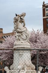 Obraz premium Lorelei Fountain Heinrich Heine Memorial with Cherry Blossoms in the Bronx, NYC