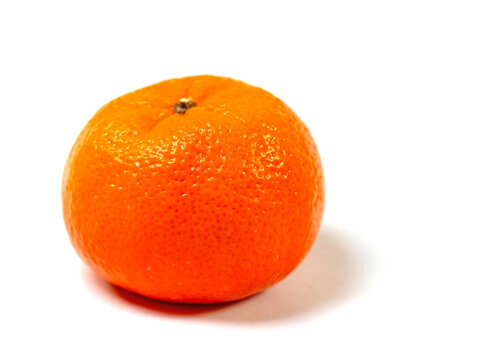 Mandarine, Citrus reticulata, vor wei&szlig;em Hintergrund