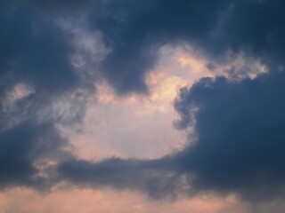 Fototapeta premium Moody weather pattern creates a striking celestial light display