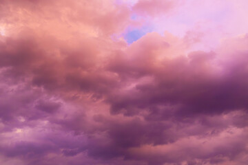 Fototapeta premium Pink Clouds drifting and changing over open sky at dusk twilight