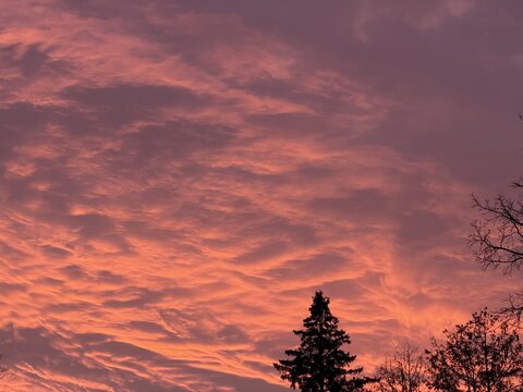 A sunset sky filled with clouds of glowing red - Ciel couchant remplis de nuages aux couleurs rougeoyante

