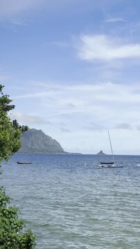 25 October 2024, USA, Hawaii, Oahu, Kaneohe, Kamehameha, Kualoa Regional Park, Mokoliʻi Island, China Man Hat Island as seen from Highway 83 overlooking Pacific Ocean