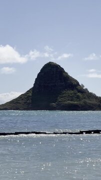 25 October 2024, USA, Hawaii, Oahu, Kaneohe, Kamehameha Highway, Kualoa Regional Park, Mokoliʻi Island, China Man Hat Island as seen from beach 