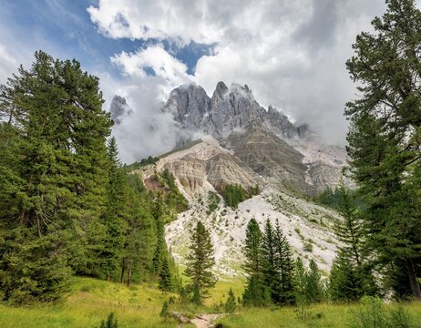 Mountain peaks of the Geisler Group, Parco Naturale Puez Odle, South Tyrol, Italy