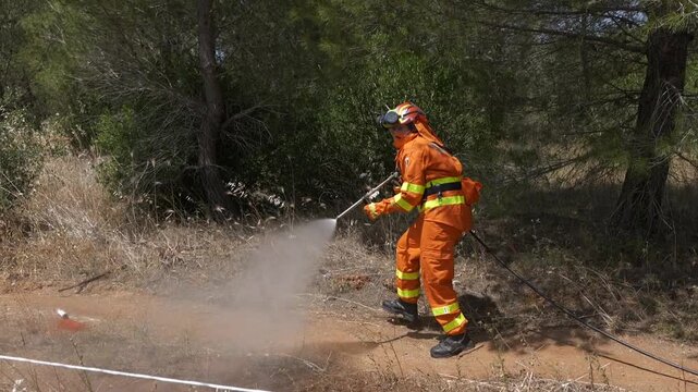 popieri italiani al lavoro durante un esercitazione in un bosco