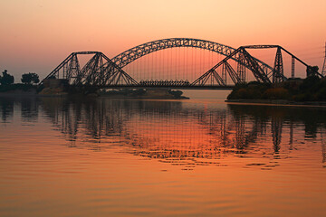 Fototapeta premium The Lansdowne Bridge, also known as Lens Down Bridge, is a historic cantilever bridge over the Indus River in Sukkur, Pakistan, inaugurated in 1889 and currently undergoing restoration.