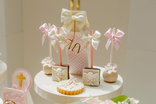Mesa de postres religiosos rosa