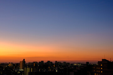 Fototapeta premium 都市の夜明け 神戸市東灘区のマンション高層階より日の出の風景