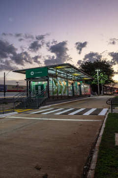 Parada do BRT de Goi&acirc;nia Sob C&eacute;u No Anoitecer e Nuvens