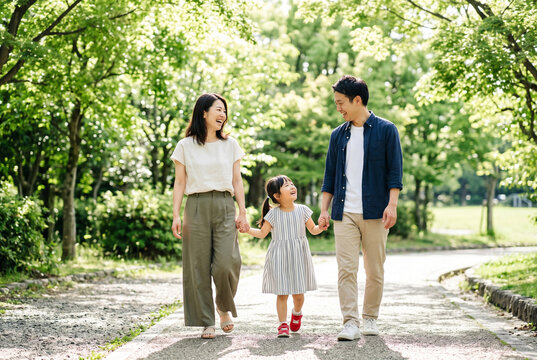 公園で散歩を楽しむ幸せな日本人親子 Generative AI