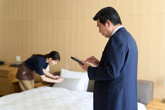 客室清掃の品質管理をするビジネスマン
