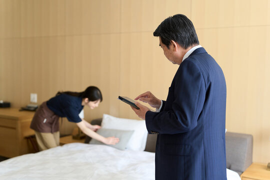 客室清掃の品質管理をするビジネスマン