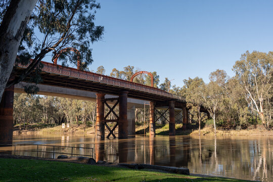 Park next to Murray River under the Echuca Moama bridge