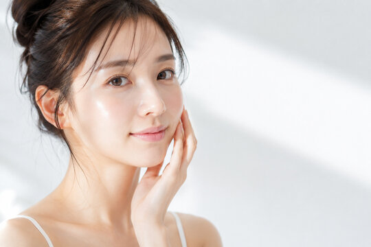 スキンケア,美容,美肌,素肌,透明感,ツヤ肌,ハリ肌,保湿,美容液,化粧水,乳液,クリーム,美容オイル,フェイスケア,洗顔,クレンジング,毛穴ケア,乾燥肌,敏感肌,混合肌,エイジングケア,アンチエイジング,肌質改善,美白,UVケア,日焼け止め,セルフケア,美容医療,美容皮膚科,韓国美容,日本人女性,20代女性,30代女性,40代女性,ナチュラルメイク,すっぴん,笑顔,ポートレート,横顔,顔アップ,