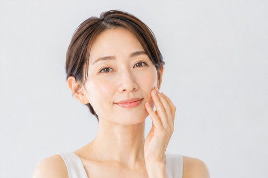 スキンケア,美容,美肌,素肌,透明感,ツヤ肌,ハリ肌,保湿,美容液,化粧水,乳液,クリーム,美容オイル,フェイスケア,洗顔,クレンジング,毛穴ケア,乾燥肌,敏感肌,混合肌,エイジングケア,アンチエイジング,肌質改善,美白,UVケア,日焼け止め,セルフケア,美容医療,美容皮膚科,韓国美容,日本人女性,20代女性,30代女性,40代女性,ナチュラルメイク,すっぴん,笑顔,ポートレート,横顔,顔アップ,