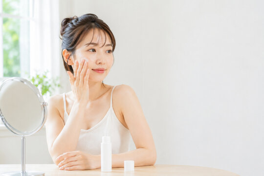 スキンケア,美容,美肌,素肌,透明感,ツヤ肌,ハリ肌,保湿,美容液,化粧水,乳液,クリーム,美容オイル,フェイスケア,洗顔,クレンジング,毛穴ケア,乾燥肌,敏感肌,混合肌,エイジングケア,アンチエイジング,肌質改善,美白,UVケア,日焼け止め,セルフケア,美容医療,美容皮膚科,韓国美容,日本人女性,20代女性,30代女性,40代女性,ナチュラルメイク,すっぴん,笑顔,ポートレート,横顔,顔アップ,