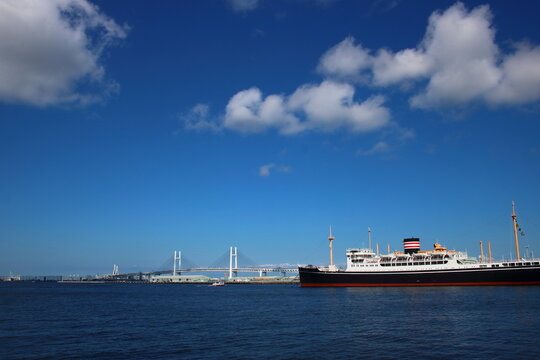 氷川丸と横浜ベイブリッジ