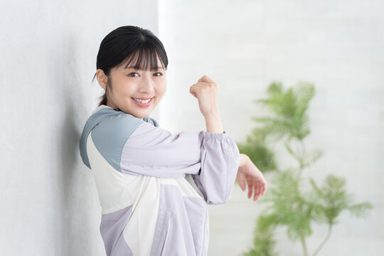 肩のストレッチをする女性