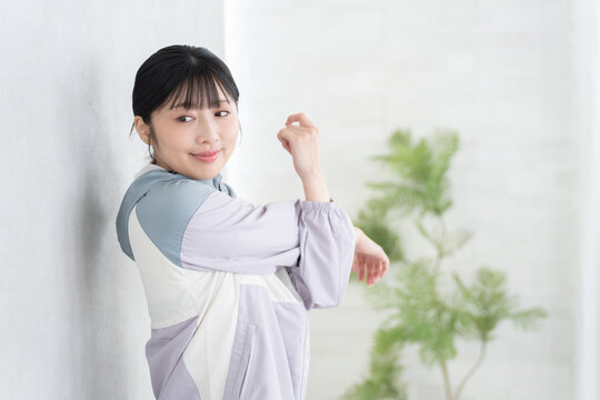 肩のストレッチをする女性
