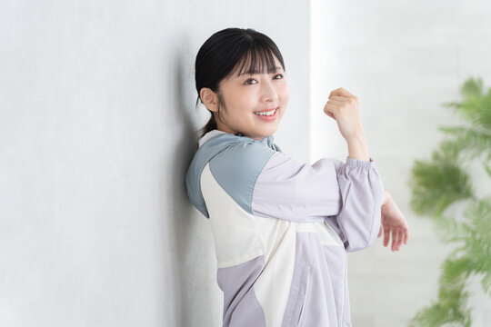 肩のストレッチをする女性
