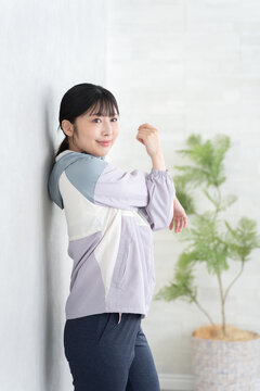 肩のストレッチをする女性